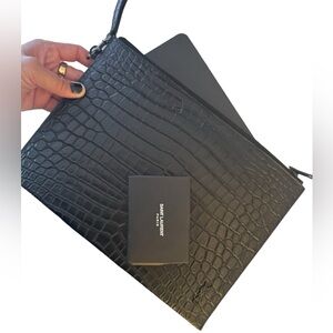 YSL ZIP TABLET HOLDER IN CROCODILE-EMBOSSED LEATHER
NOIR